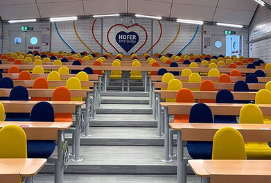 Predavalnica na EF z rumenimi, modrimi in oranžnimi stoli.