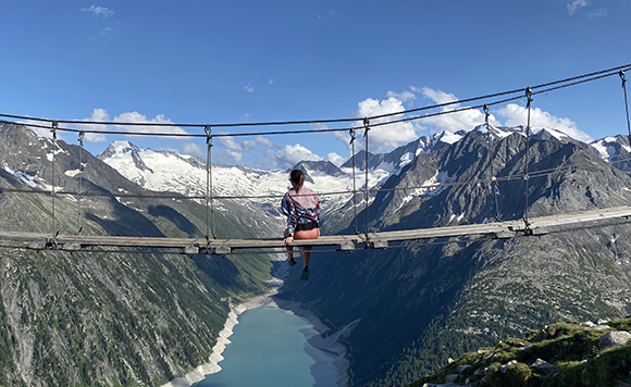 Sodelavka na visečem mostu med gorami.