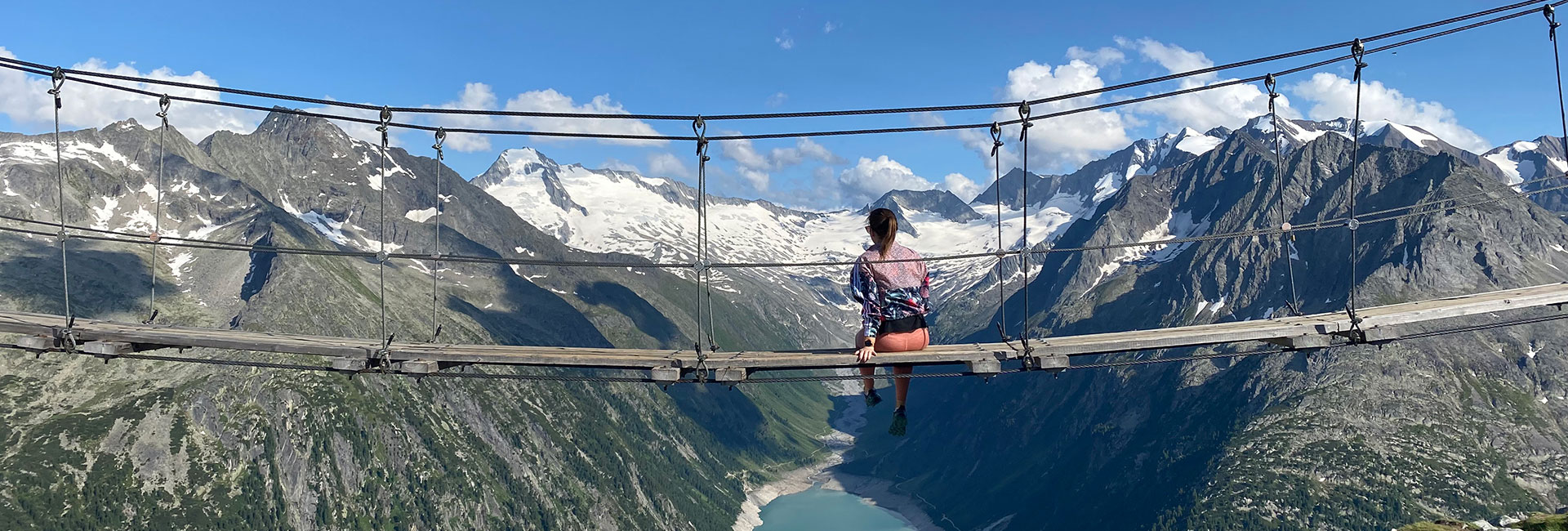 Sodelavka na visečem mostu v med gorami.